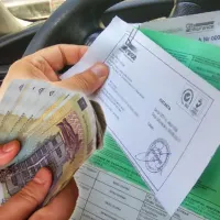 Ministerul de Finanţe: Preţul poliţelor de asigurare obligatorie rămâne plafonat până în septembrie - Foto: Colaj