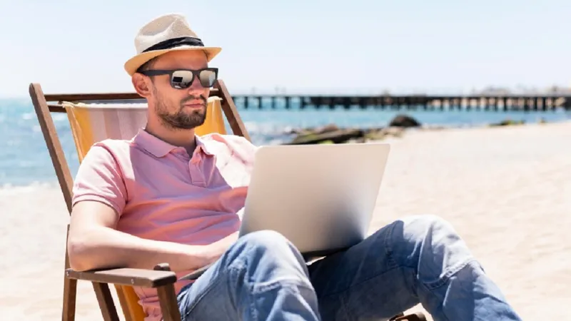 Escrocherie care te lasă fără bani în vacanță. Șeful îți cere date bancare. ”Ignoră mesajul” - Foto: Freepik (rol ilustrativ)