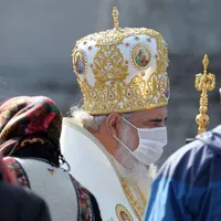 În ciuda restricțiilor, sute de credincioși au mers la Mitropolie în ziua de Bobotează/FOTO: antena3.ro