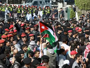 Proteste violente anti-Israel, la Amman și Beirut. Ambasadele SUA și Israel, sub asediu - Foto: Profimedia Images