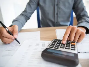 ANAF s-a trezit. A descoperit în 2 sãptãmâni că 286 de firme şi-au dedus ilegal TVA la maşini de lux - Foto: Freepik/katemangostar