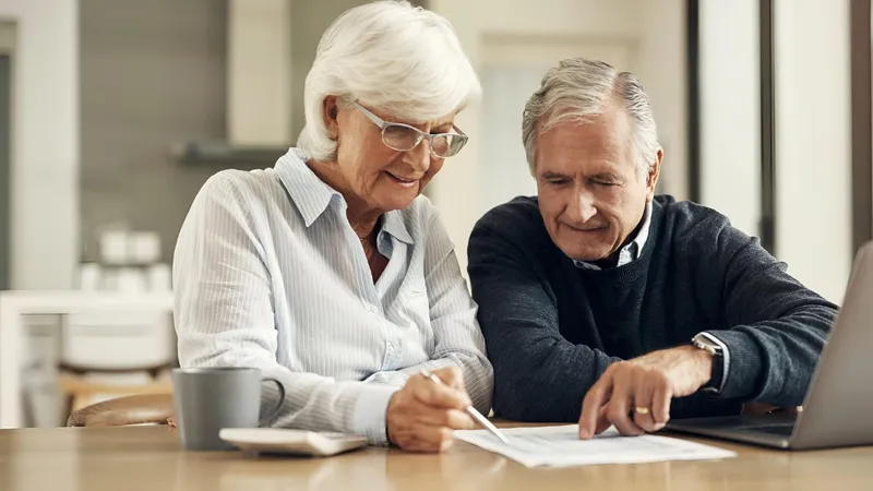 foto: Pensionarii primesc pensiile pe card marți. Câți bani sunt tăiați la pensie? Sursa: Freepik