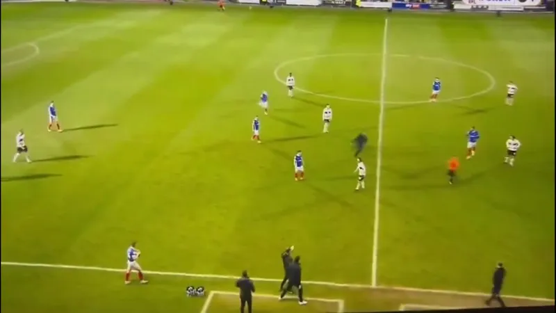 Un arbitru de fotbal, fugărit de un suporter pe tot terenul după o decizie controversată - Foto: captură video