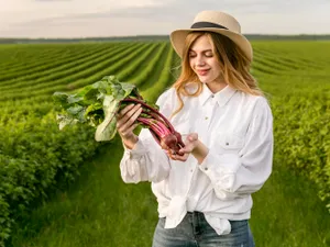 Tânără cultivatoare pe câmp - Foto: Freepik