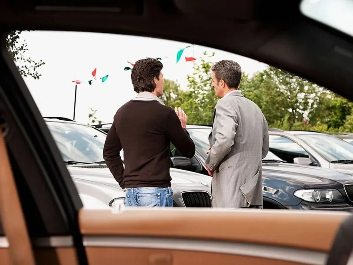 Românii n-au bani de mașini noi. Dar Dacia și Ford cer interzicerea importului de mașini mai vechi de 11 ani