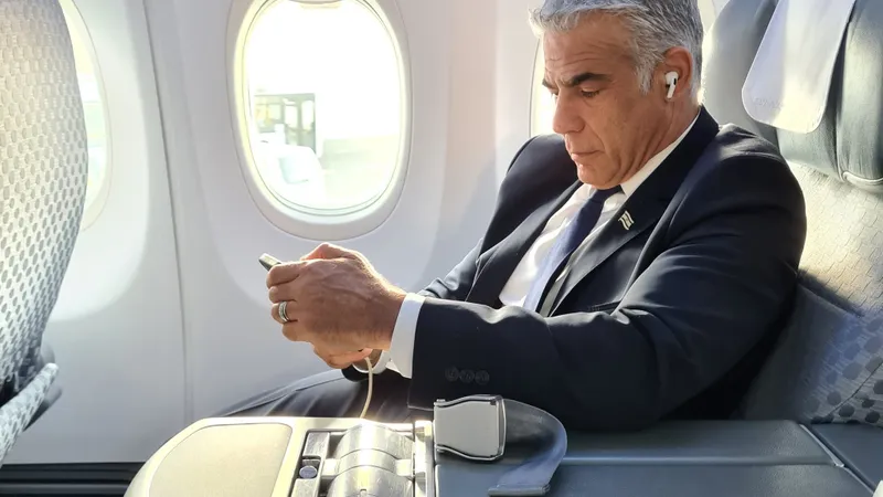 Yair Lapid, în drum spre Emirate. FOTO: Twitter