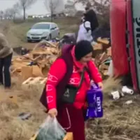 Un TIR turcesc cu fructe și legume s-a răsturnat în Vrancea, jefuit de localnici. Au furat cu lăzile - FOTO: gazeta de sud