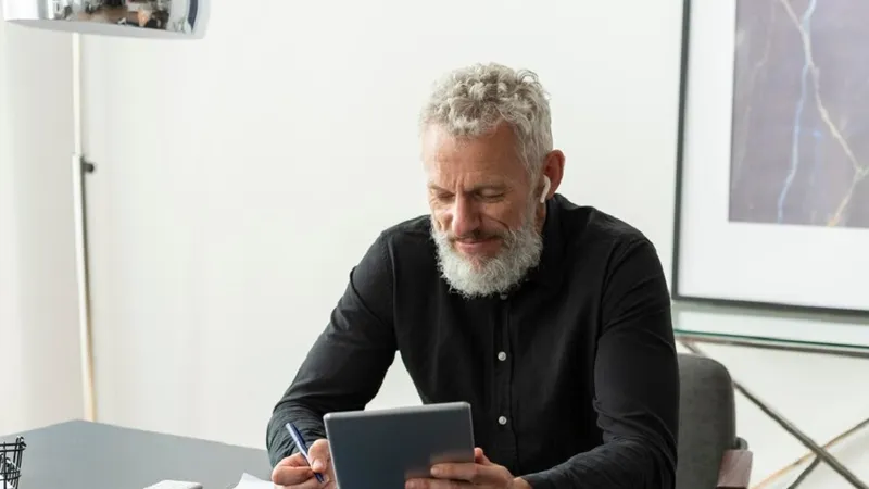 Pensie a sute de mii de români, calculată după o nouă formulă. Iau bani mai mulți. Unde au lucrat? Foto: freepik (fotografie cu caracter ilustrativ)