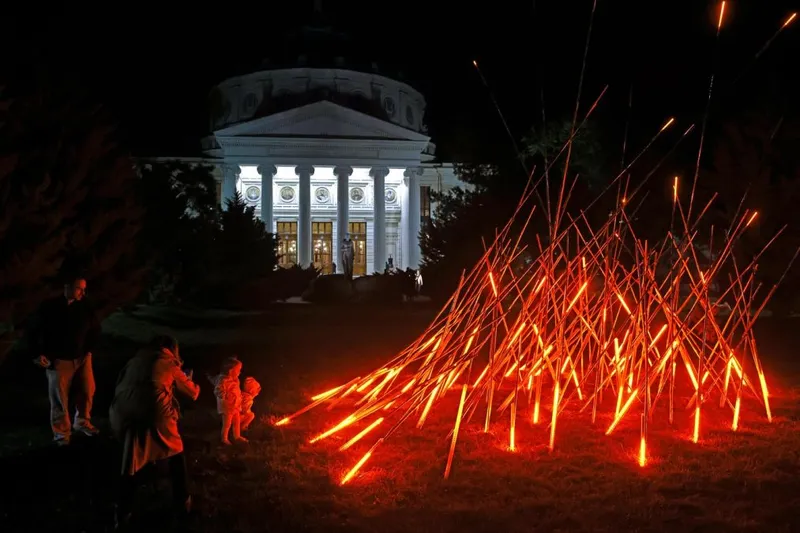 Instalaţie de artă în centrul Capitalei, în faţa Atheneului Român - Foto: Profimedia Images