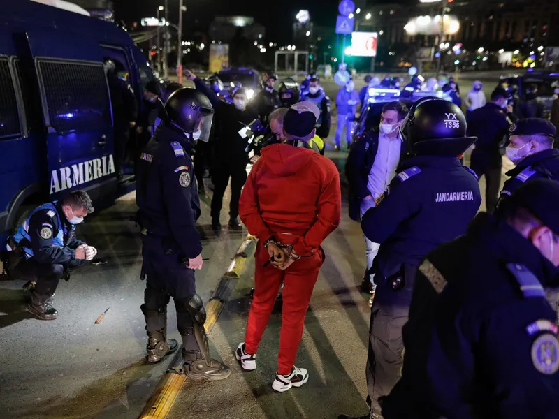 Fața nevăzută a protestelor din București: Stații STB distruse, cuțite și bolovani. / Foto: INQUAM_Photos George Calin