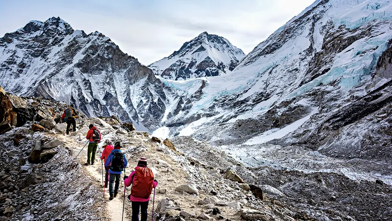 Al treilea pol: mister, obsesie și moarte pe muntele Everest - De Mark Synnott