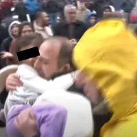 Fetiță de 5 ani a supraviețuit 7 ore sub dărâmături. Tatăl ei a ținut-o tot timpul de mână - FOTO: Captura YouTube/ İhlas Haber Ajansı