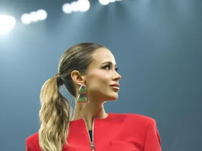 Mii de comentarii, după apariția de la marginea terenului: ”Cum să te îmbraci așa?” / ”Ce e în capul tău?”