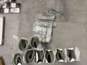 Un bărbat a încercat să intre în România cu 580.000 de dolari, ascunși în cartușe de țigări - Foto: Politia de frontieră