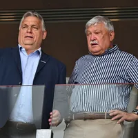 Viktor Orban (L) este văzut împreună cu președintele Federației Ungare de Fotbal, Sandor Csanyi, înaintea meciului amical de fotbal dintre Ungaria și Israel - Foto: Profimedia Images