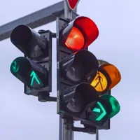 Șoferii au lumină verde de liber dreapta, pietonii au verde pe trecere - Foto: autovit.ro