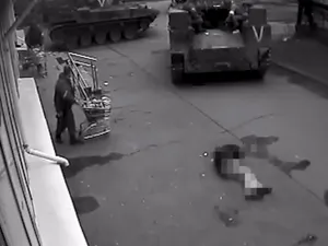 Momentul în care un civil din Bucea este executat în stradă de către ruși. Urmează jefuirea unui magazin. Vladimir Putin: „Provocări”