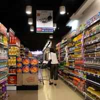 Un supermarket renunță la complet la casele self și reangajează casierii. - Foto: Pexels