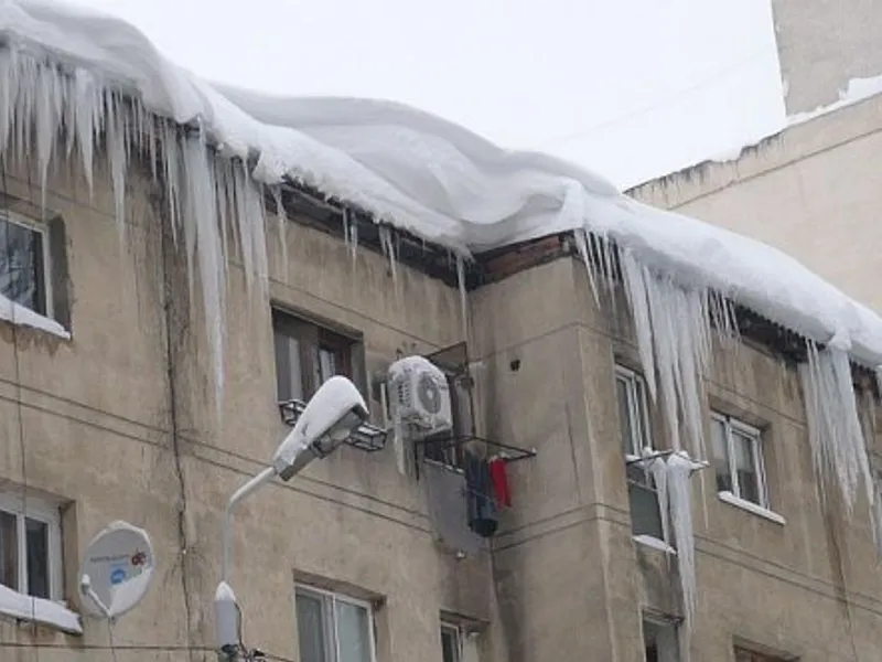 Locuitorii unui bloc vor plăti cu toţii maşina stricată de ţurţurii căzuți de pe imobil/FOTO: ziaruldeiasi.ro