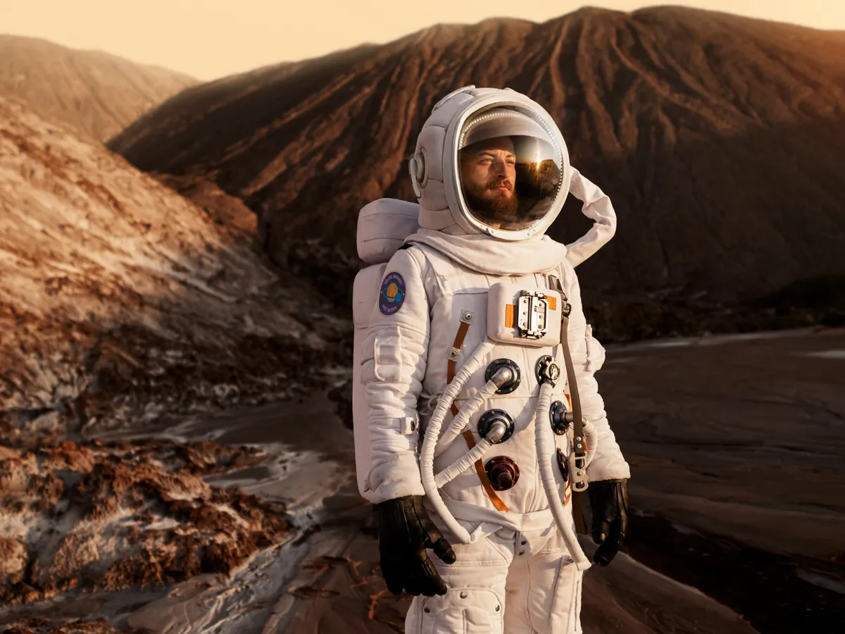 Bărbat în costum de astronaut - Foto: Freepik (rol ilustrativ)