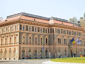 Cazare gratuită şi burse, pentru studenţii Universității Transilvania Brașov care se vaccinează. / Foto: wikipedia.org