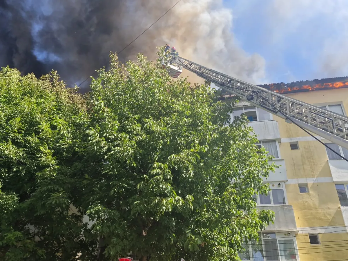 Acoperișul unui bloc ce patru etaje a luat foc în Piatra Neamț. Pompierii caută oamenii blocați  - Foto: ISU Neamt