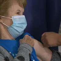 Prima persoană din lume vaccinată anti-COVID19  /ITV