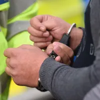 Un șofer beat, drogat și fără permis a produs un accident și a fugit de poliție. S-a „legat” singur - FOTO: Profimedia