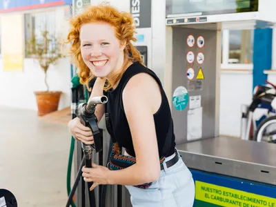 Femeie la benzinărie - Foto: Freepik (Imagine cu rol ilustrativ)