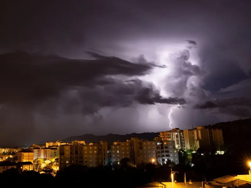 Cod galben de furtuni violente, vijelii și grindină în 26 de județe din țară, inclusiv în Capitală - Foto: Profimedia images