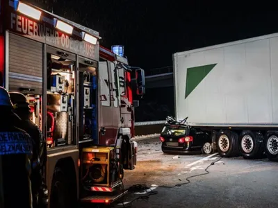 Doi români au intrat cu mașina sub un TIR pe autostrada A8 din Germania. Au murit pe loc - Foto: Facebook/Info Trafic 24