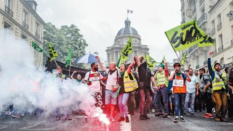 Feroviari demonstrând pentru pachetele de pensie înainte de termen, grevă pe care Macron a sfidat-o cu succes.  Foto Getty Images