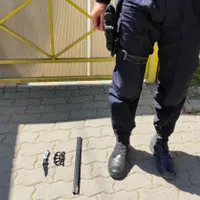 Doi tineri au mers la meciul LPS Vaslui - ACS Rapid cu un briceag, un box şi o bară metalică. / FOTO: IJJ Vaslui