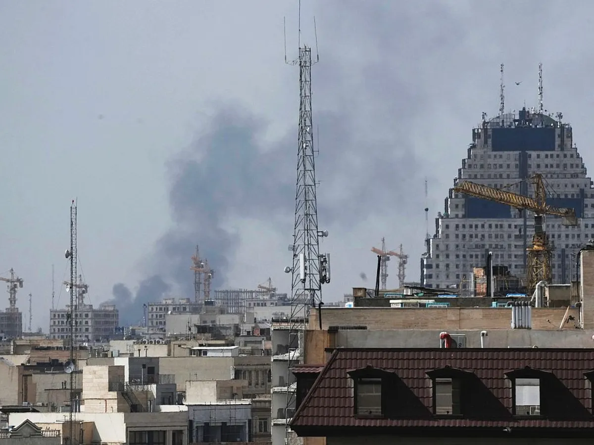 Fumul se ridică pe cerul Teheranului, după o explozie - Foto: Profimedia Images