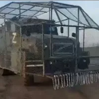 VIDEO Rusia a pus armura „Mad Max” pe vehiculele blindate ca să scape de dronele Ucrainei. - Foto: Twitter.com