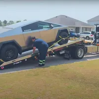 Un YouTuber a ajuns la a 2-a Tesla Cybertruck în câteva luni. Ambele s-au stricat - Foto: captură video