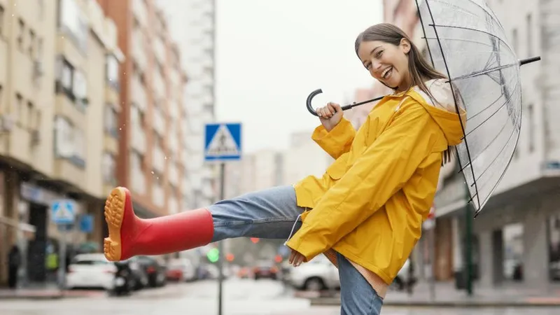 Femeie cu umbrelă stând în ploaie - Foto: Freepik/CC0