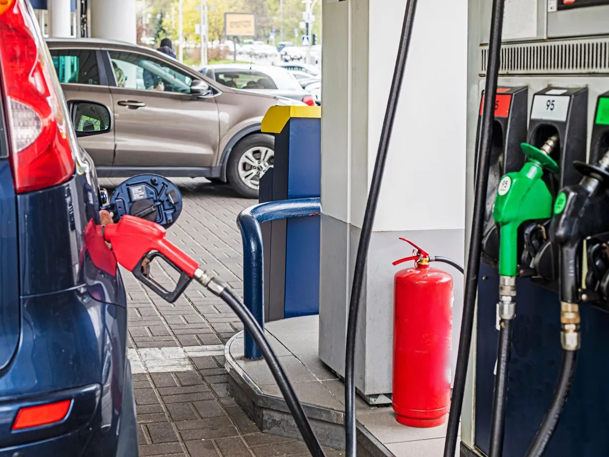 Combustibilii auto se ieftinesc cu 17 eurocenți pe litru de la 1 mai. Și românii pot beneficia