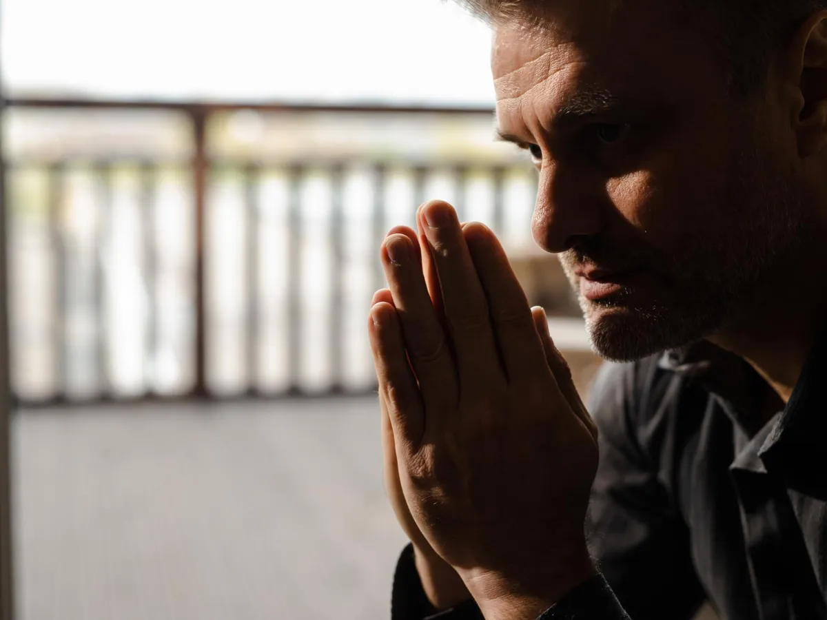 Bărbat care se roagă - Foto: Freepik (Imagine cu rol ilustrativ)