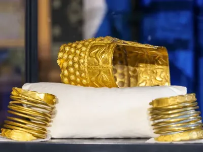 Coiful de la Coţofeneşti şi două dintre brăţări - Foto: INQUAM PHOTOS/Vincent Jannink