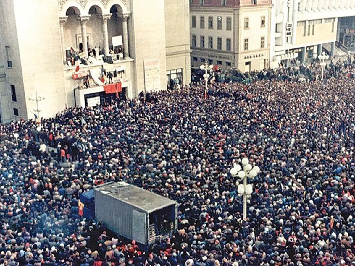 Imagine cu mulțimea, în timpul revoluției de la Timișoara, din 1989