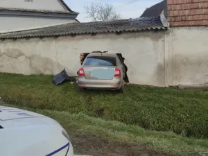 Un bărbat și-a băgat soția în spital după ce a intrat cu mașina într-un perete. Ce a urmat? - Foto: ISU