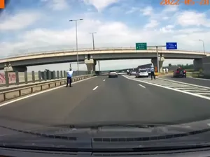 VIDEO Cum îți pune un polițist viața în pericol. Te oprește, pe autostradă, de pe banda de viteză