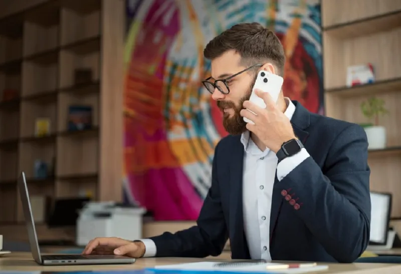 Un bărbat dă un telefon - Foto: Freepik (rol ilustrativ)