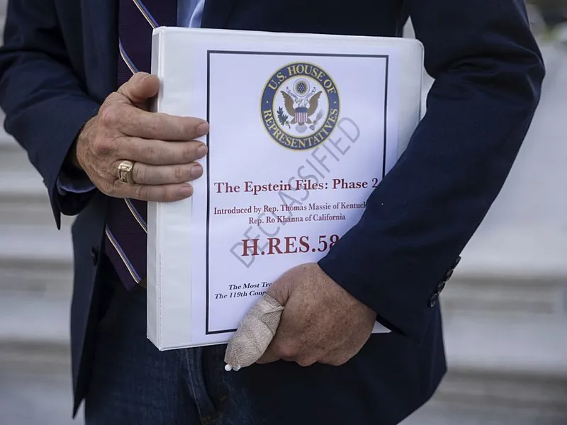 Lansat de ziua lui Jeffrey Epstein, un album din 2003 aruncă în aer stratosul politic american - Foto: Profimedia Images
