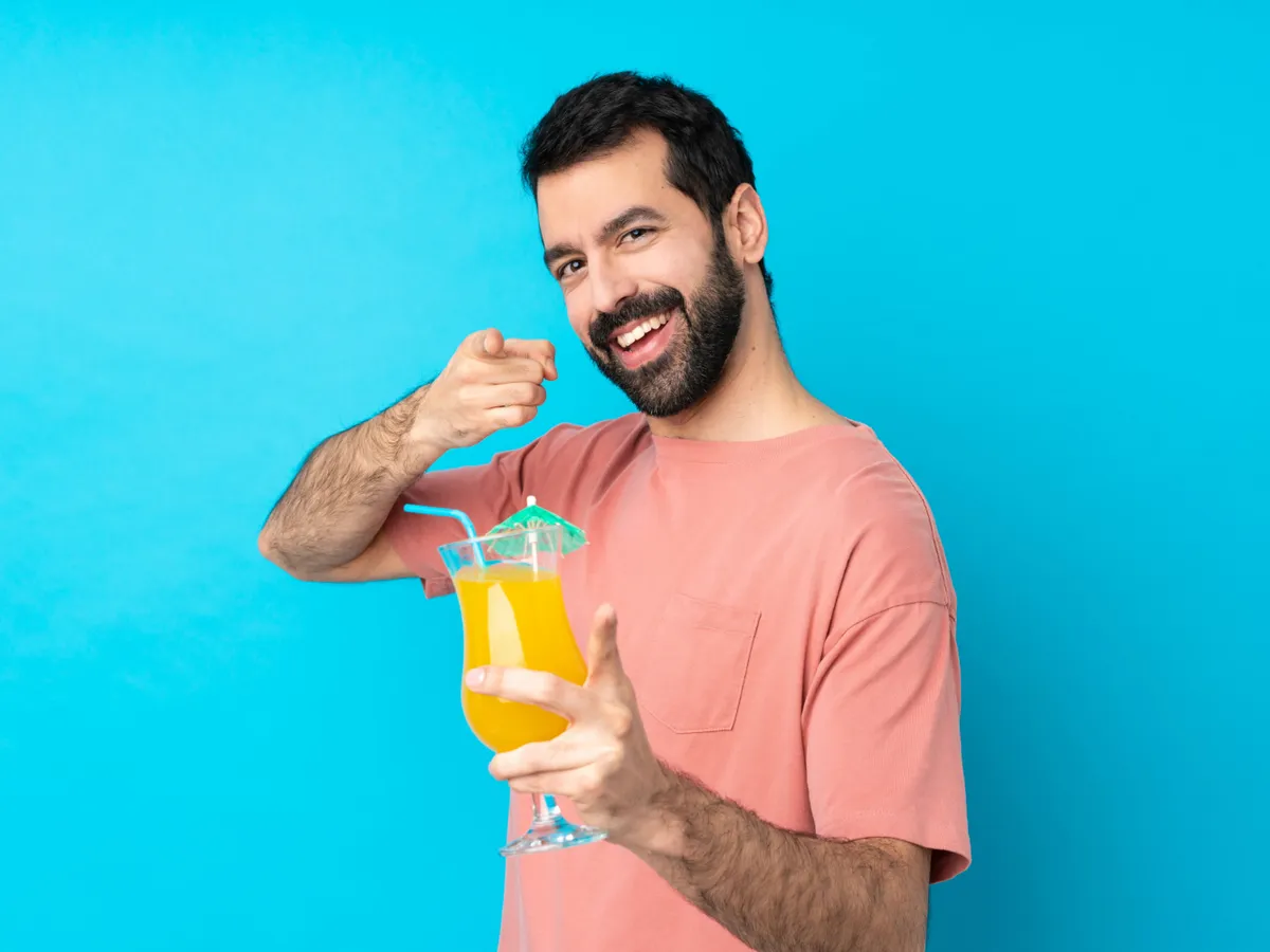 Bărbat care bea suc de portocale - Foto: Freepik (Imagine cu rol ilustrativ)