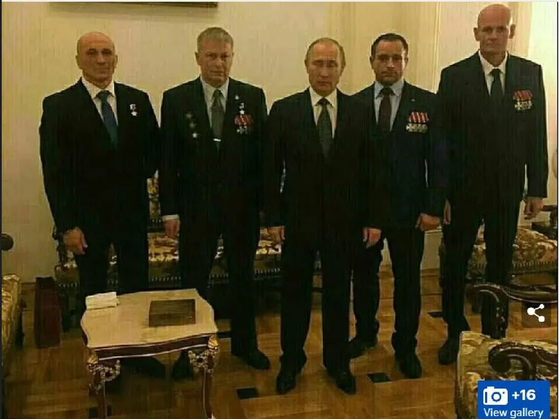 Utkin (dreapta) și Troșev (al doilea de la stânga), cu Vladimir Putin, la ceremonia de decorare din 2016 - Foto: Daily Mail/vk