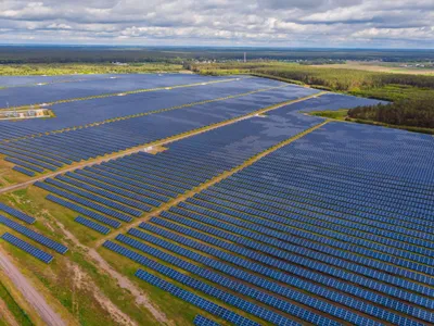 Centrală de panouri fotovoltaice - Foto: Magnific.com/Oleksandr Ryzhkov