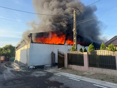 Incendiu violent la o hală cu peleți și uleiuri din Galați - Foto: ISU Galați