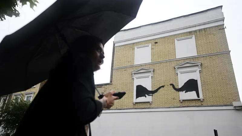 Un graffiti reprezentând doi elefanţi, revendicat de Banksy la Londra Foto: Profimedia Images